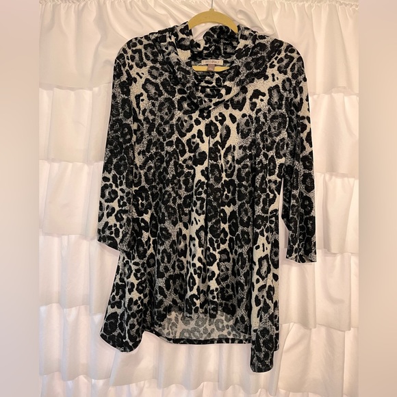 Roz & Ali - Leopard high low hem flowy cowl neck! - Picture 1 of 4